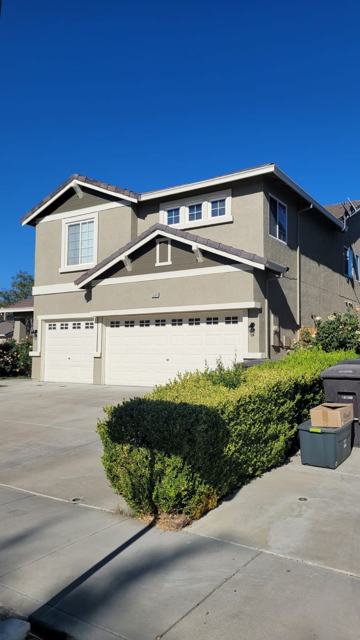 Modern 4-Bedroom Detached Family House with 3-Car Garage