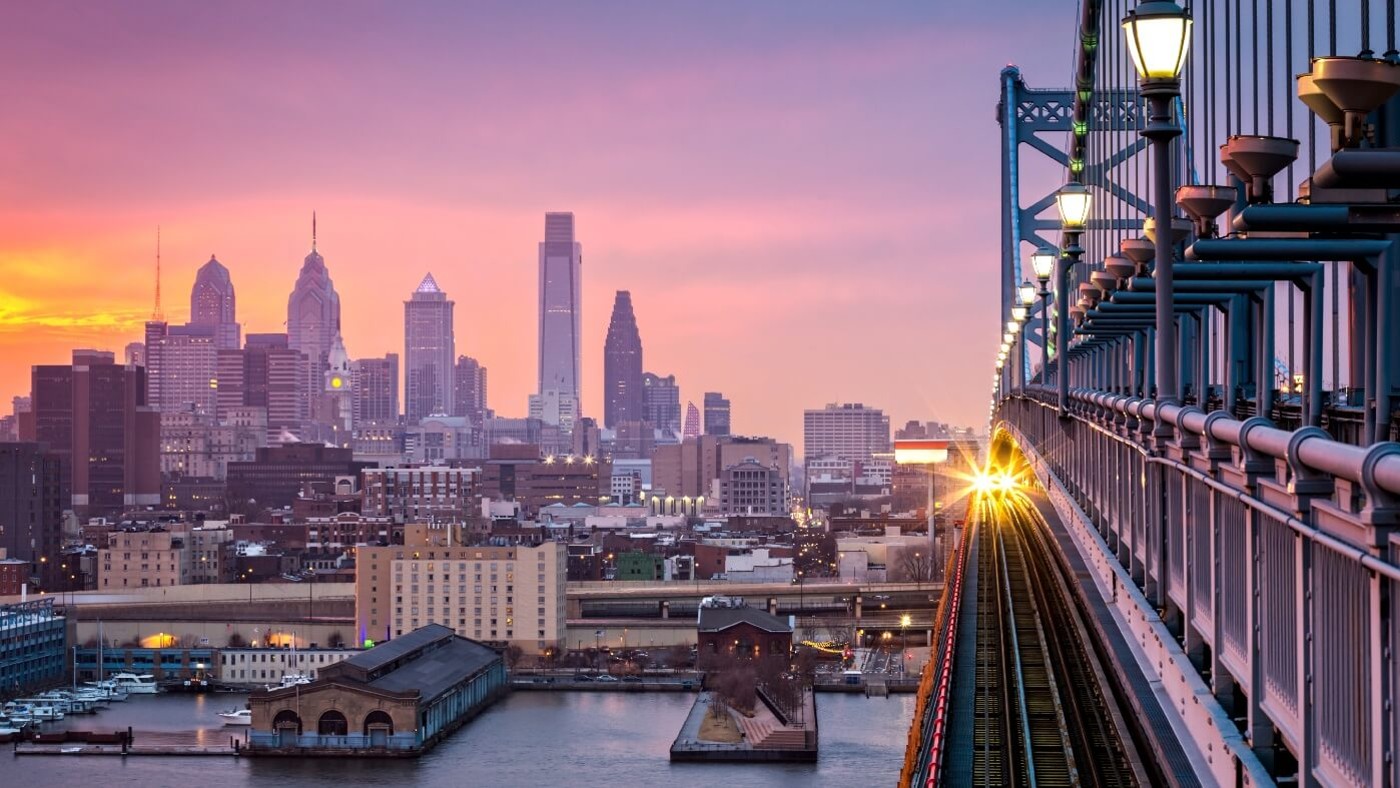 O horizonte de Philadelphia ao pôr do sol